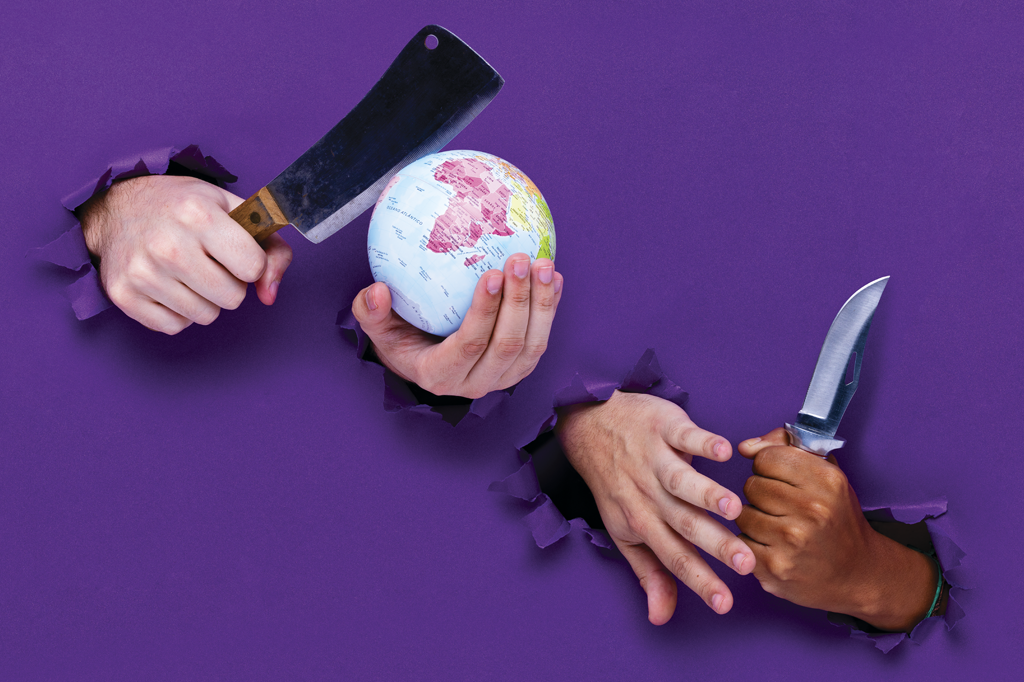 Mãos tentando cortar um globo terrestre com facas e cutelos