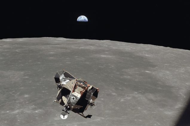O módulo Eagle retorna da superfície lunar.