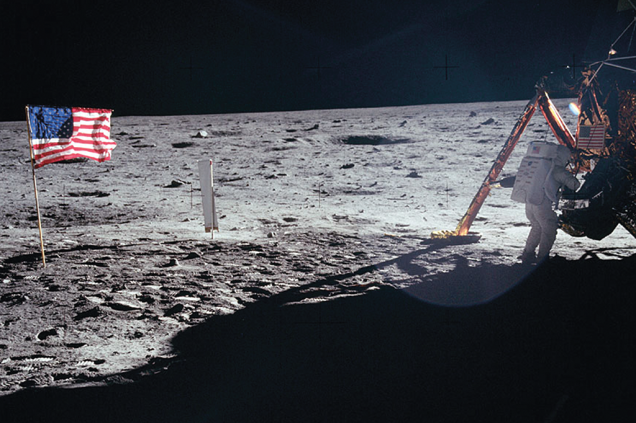 Uma das poucos fotos de Armstrong na Lua.
