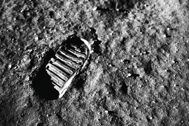 Célebre registro de uma pegada no solo lunar.