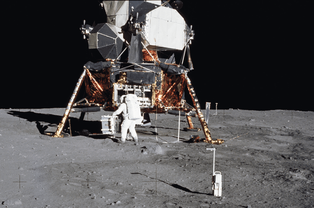 Buzz Aldrin descarrega equipamentos na Lua.