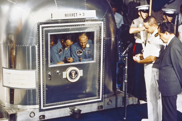 Em quarentena a bordo do USS Hornet, os astronautas encontram o presidente Nixon.