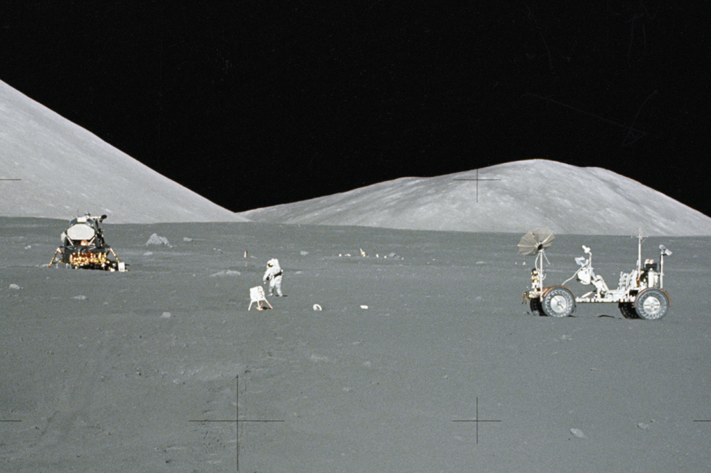 Imagem da Lua. panorama no vale Taurus-Littow. Harrison Schimidt figura entre o jipe e o módulo.