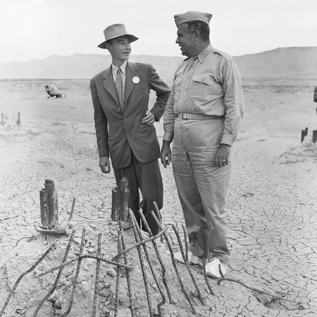 <strong>O pai da bomba atômica, Robert Oppenheimer, ao lado do chefe, o general Groves.</strong>