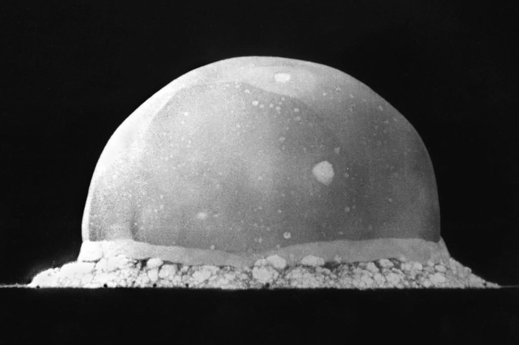 <strong>Cúpula de 200 metros de altura registrada 0.016 segundo depois da detonação da bomba de Trinity Site, em 16 de julho de 1945.</strong>