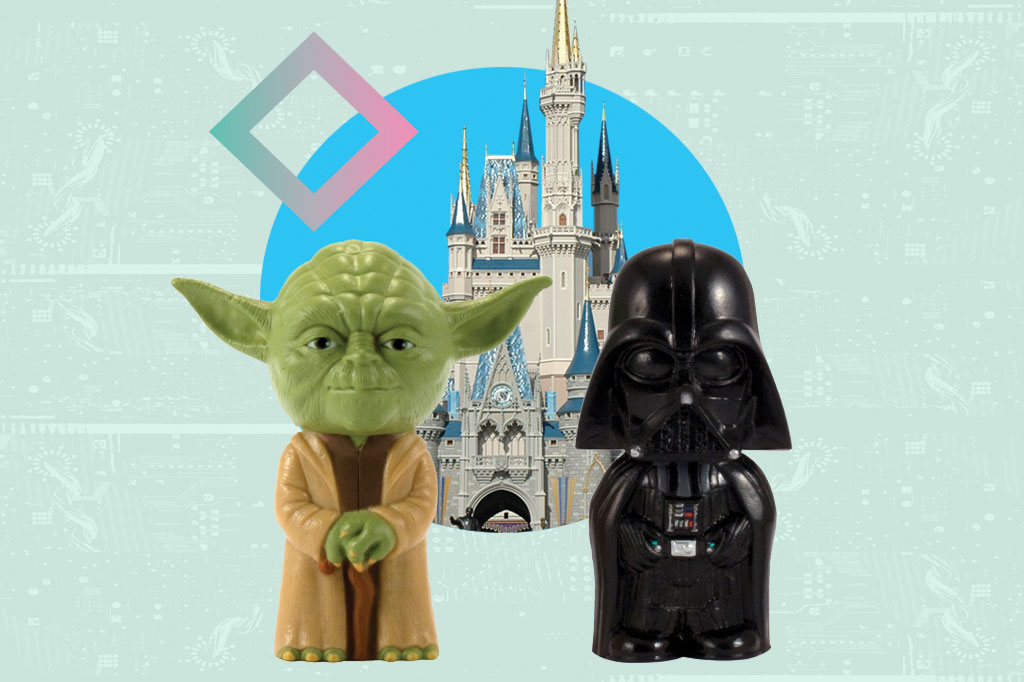 Bonecos de Yoda e DARTH VADER na frente do Castelo da Cinderela do paruqe Magic Kingdom, da Disney
