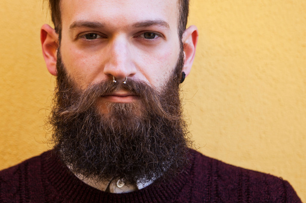 Mulheres com nojo de insetos acham homens de barba menos atraentes