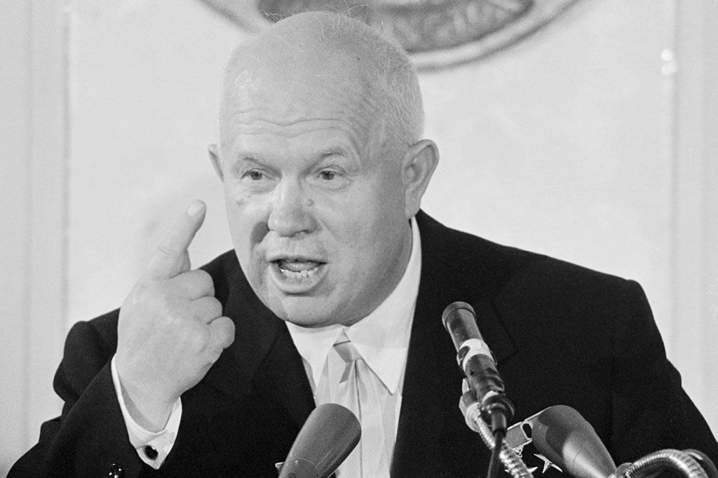 SI_Energia_Nuclear_Cap3_1 <strong>O primeiro-ministro soviético Nikita Khrushchev durante uma conferência de imprensa.</strong>