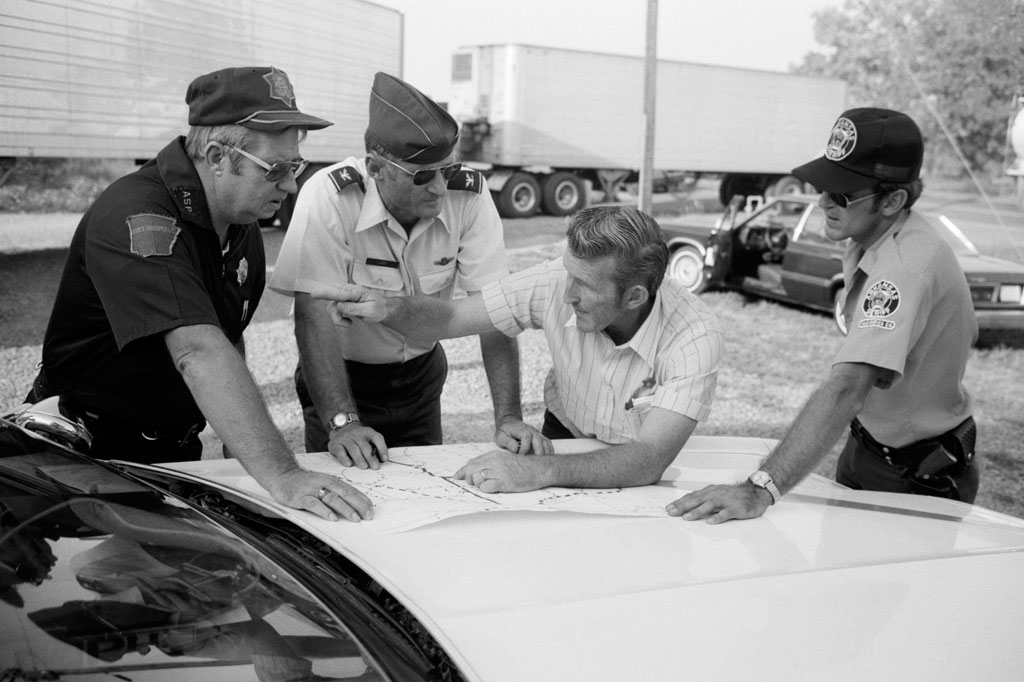 SI_Energia_Nuclear_Cap3_4 <strong>Policiais de Little Rock se organizam para patrulhar a região após o acidente na cidade vizinha.</strong>