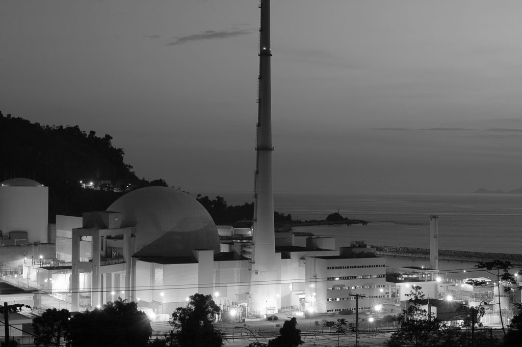 <strong>Vista de longe, Angra 2, no Rio de Janeiro, parece uma indústria comum. Não é.</strong>