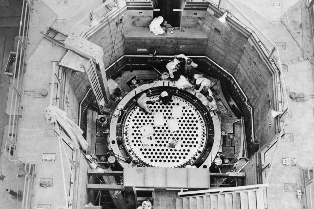 SI_Energia_Nuclear_Cap5_2 <strong>Visão de cima de um reator em construção no Canadá. As varetas de controle ficam instaladas nos pontos escuros.</strong>
