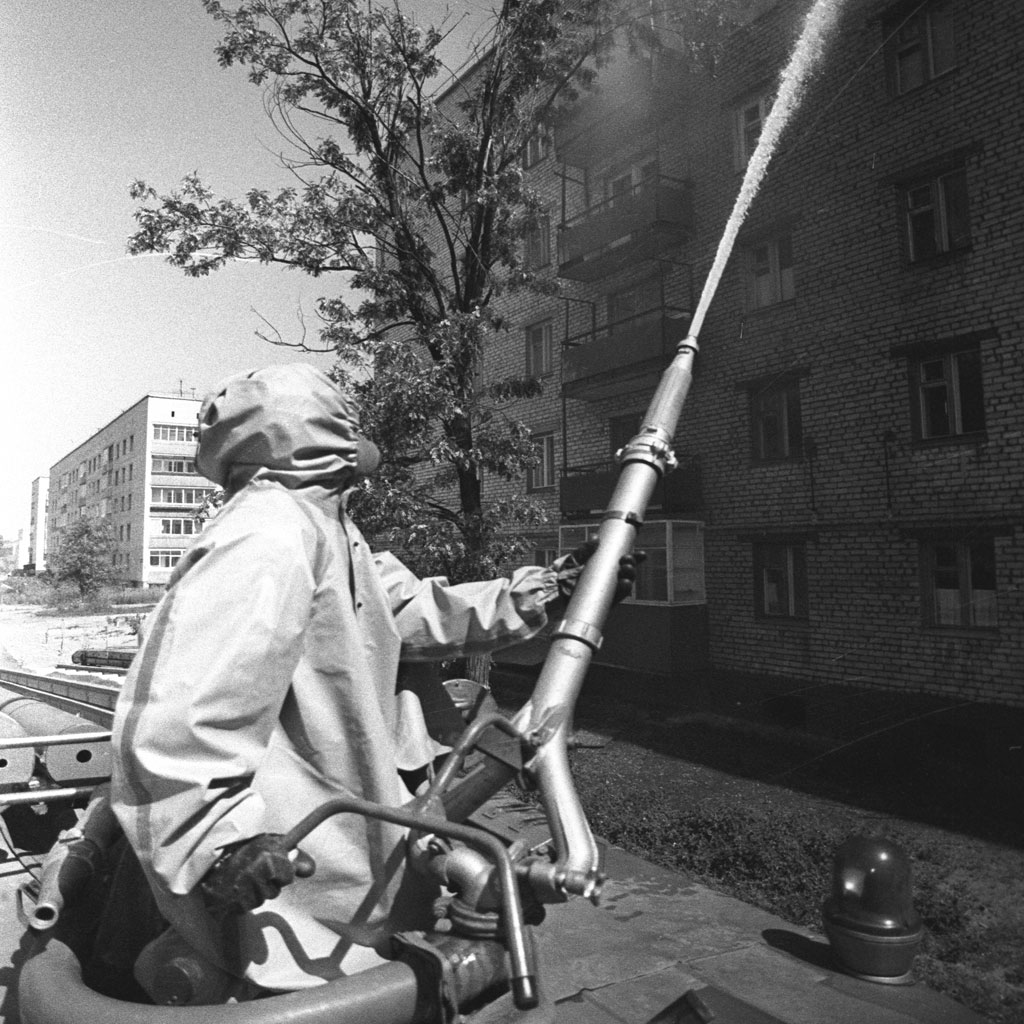 SI_Energia_Nuclear_Cap8_2 <strong>Após a evacuação da cidade, jatos de água foram usados para retirar a poeira radioativa.</strong>