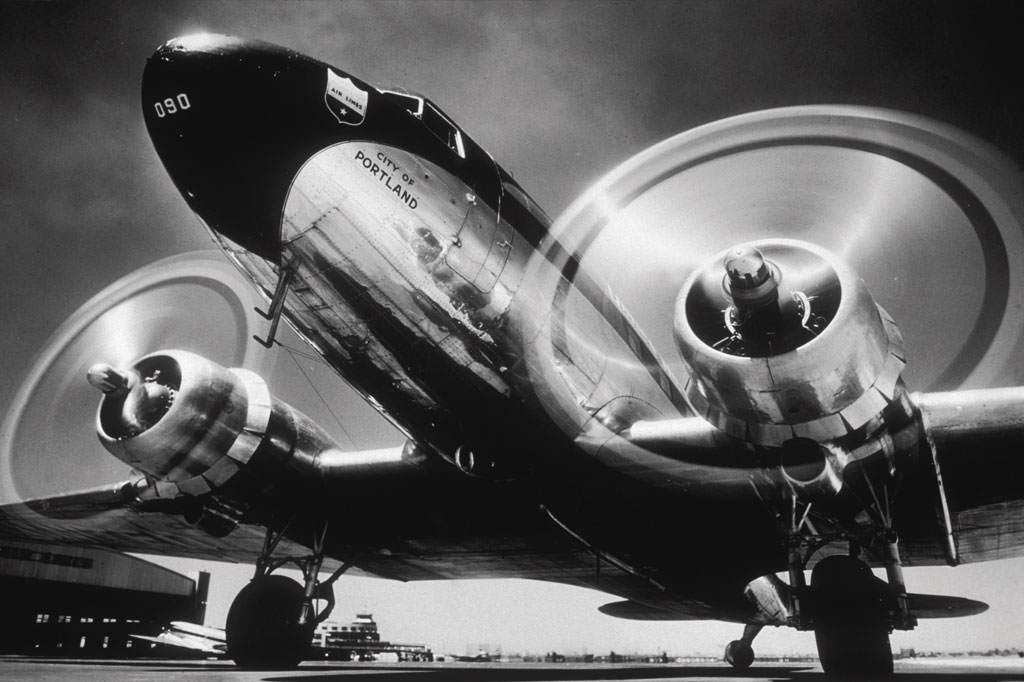 SI_Avião_Saga_transporte_2 <strong>Um Douglas DC-3 se prepara para decolar; lançado em 1936, ele foi a primeira aeronave a permitir que companhias aéreas conseguissem uma boa margem de lucro.</strong>