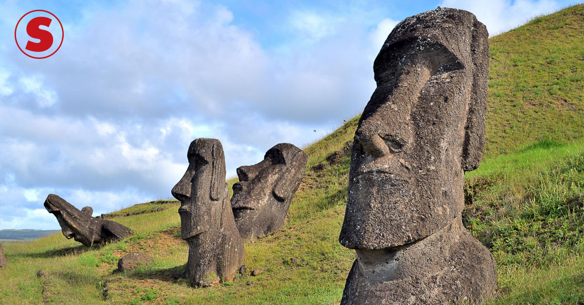 Rosto de pedra na ilha de páscoa. antiga estátua de moai. símbolo de  viagens famoso.