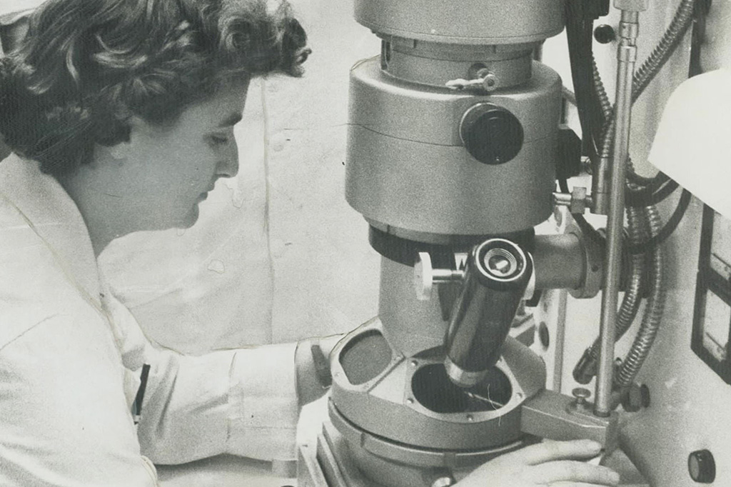 Quem foi June Almeida, a mulher que descobriu o primeiro coronavírus humano