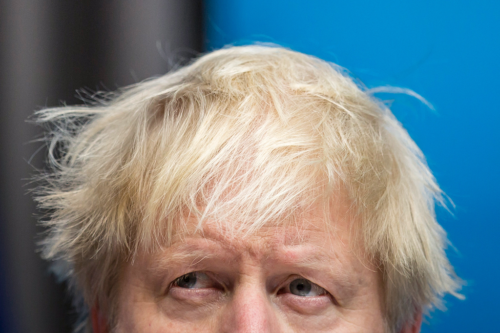 Lá fora, até políticos turrões mostram racionalidade. E nós seguimos medievais