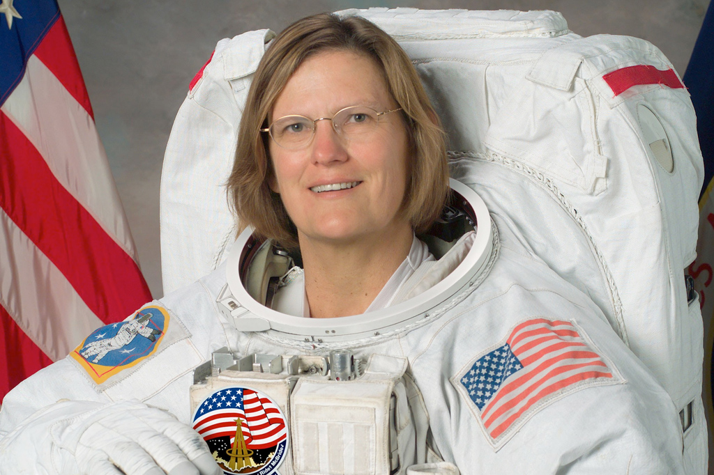 Primeira americana a andar no espaço alcança ponto mais profundo do oceano