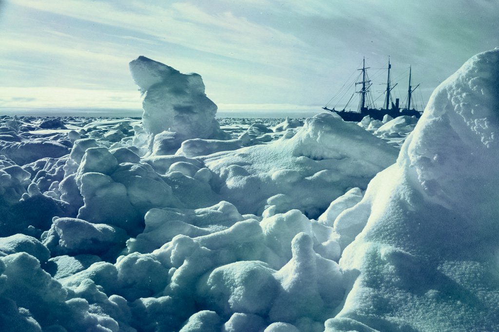 SI_Shackleton_Odisseia_Endurance <strong>O Endurance resistiu bravamente, até ser esmagado pelo gelo.</strong>