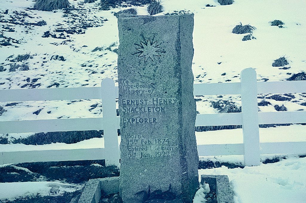 SI_Shackleton_Odisseia_Grave <strong>Lápide de Ernest Shackleton em Grytviken, na ilha Geórgia do Sul.</strong>