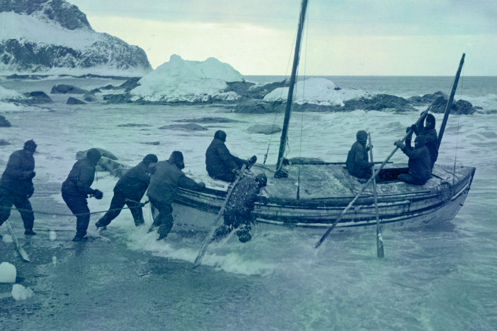SI_Shackleton_Odisseia_James_Caird <strong>Shackleton parte com o bote James Caird em busca de ajuda. Hoje, o valente bote, repousa no Colégio de Dulwich, sua antiga escola.</strong>