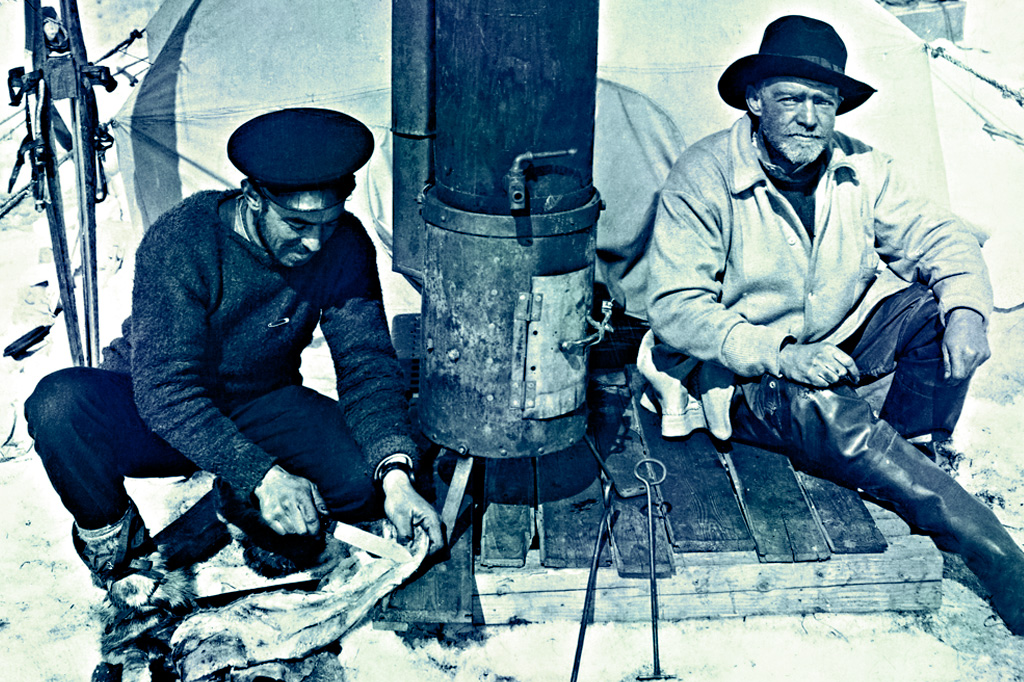SI_Shackleton_Odisseia_Shack <strong>O fotógrafo Frank Hurley e Shackleton sobre a banquisa a qual ficaram por 165 dias depois de o Endurance naufragar.</strong>