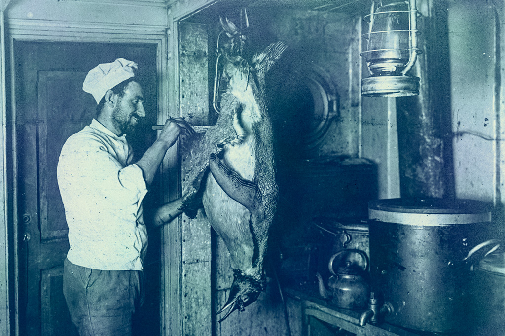 SI_Shackleton_Odisseia_cozinha <strong>O cozinheiro Charles Green preparando o jantar.</strong>