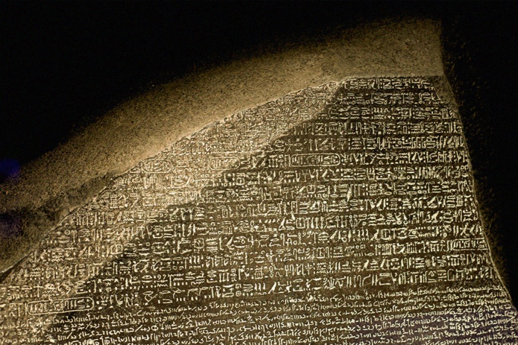 Como a Pedra de Roseta ajudou a desvendar os segredos de antigas