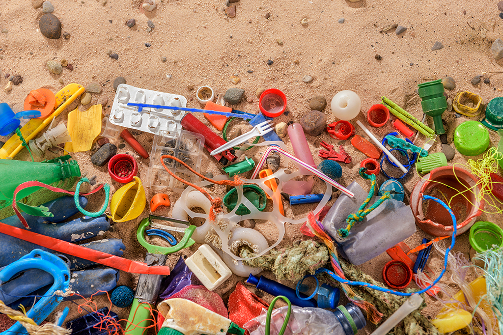 Oceano Atlântico pode ter 10 vezes mais plástico do que se estimava