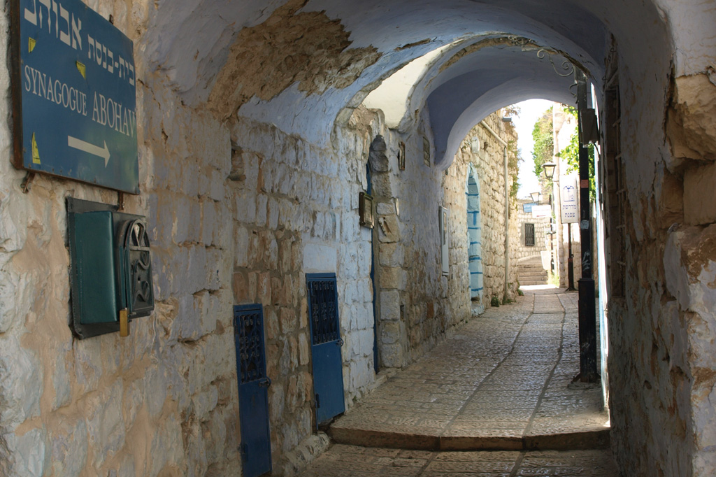 <strong>O corredor leva até a Sinagoga Abuhav, que tem um manuscrito da Torá datado da Idade Média.</strong>