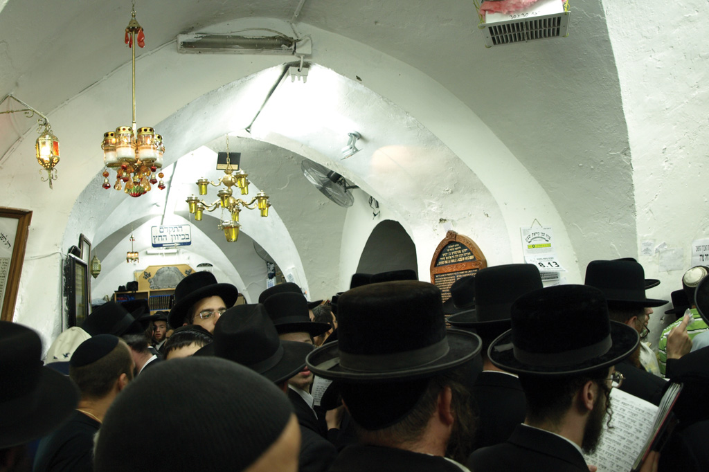 <strong>Adeptos da cabala se reúnem para homenagear o rabino Shimon bar Yochai na festa Lag Baomer.</strong>