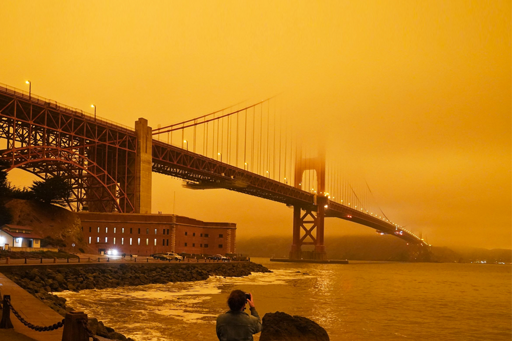 Incêndios florestais deixam o céu vermelho na Califórnia