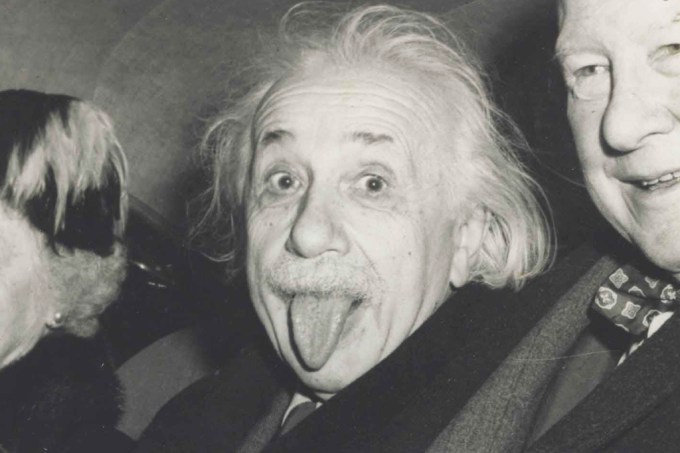 Como foi tirada a famosa foto de Einstein mostrando a língua?