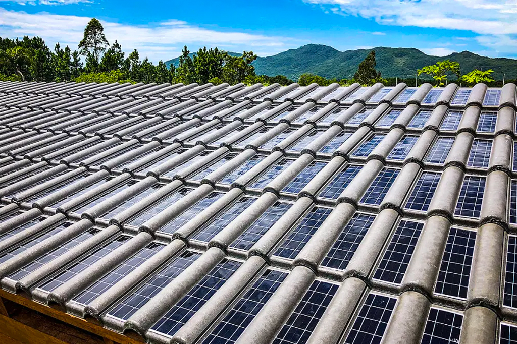 Telha que gera energia solar é aprovada no Brasil | Super