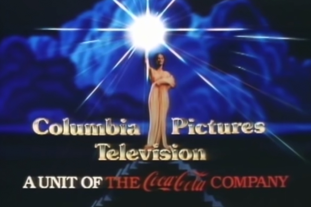Logo da divisão de TV da Columbia com o símbolo da Coca-Cola embaixo.