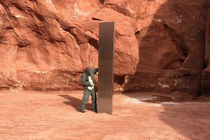 Monólito de metal é encontrado por helicóptero no deserto de Utah