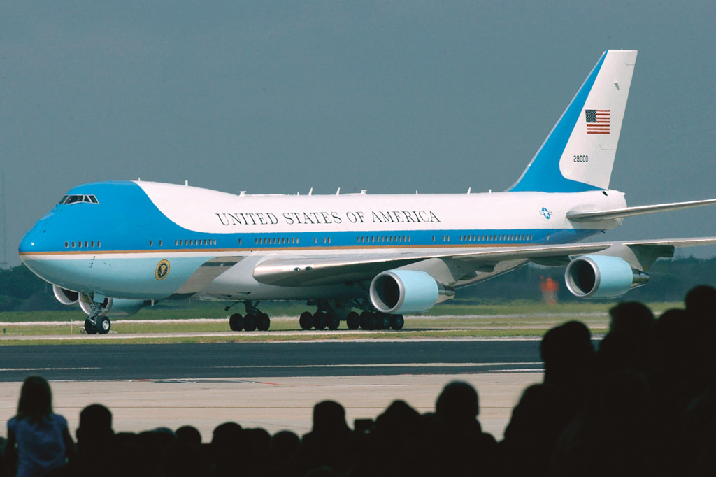 <strong>O mais famoso dos jumbos é o Air Force One, o avião oficial da presidência dos EUA. Desde 1990, a Casa Branca utiliza dois Boeings 747-200, equipados com sofisticados mecanismos de proteção contra ataques aéreos. A frota será renovada com dois 747-8i adaptados, previstos para 2024.</strong>
