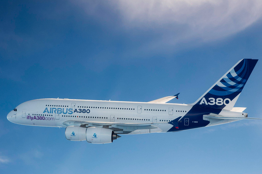 <strong>Receber um A380 não é uma tarefa fácil para os aeroportos. Os terminais precisam de equipamentos e adaptações especiais. No Brasil, só Guarulhos (São Paulo), Viracopos (Campinas-SP) e Galeão (Rio de Janeiro) estão homologados para recebê-lo. A manutenção do A380 também é cara. O trem de pouso tem 22 rodas e demora 14 dias para ser trocado, ao custo de US$ 25 milhões. </strong>
