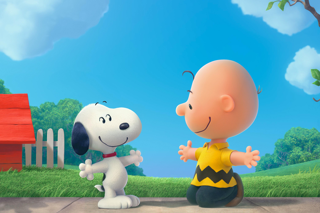 A imagem mostra uma animação dos personagens Snoopy, um cachorro na cor branca com as orelhas pretas e uma coleira vermelha, e Charlie Brown, um menino branco e careca, usando uma camiseta amarela com uma faixa em zigue e zague na cor preta e uma calça azul. CHarlie Brown está ajoelhado abrindo os braços, enquanto Snoopy está na sua frente, também de braços abertos. Eles estão em frente a um gramado e é possível ver, no canto esquerdo da imagem, uma casinha de cachorro vermelha na frente de uma cerca branca.