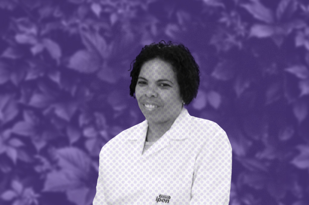 Denise Fungaro extrai sílica, componente do vidro, das cinzas da queima de cana