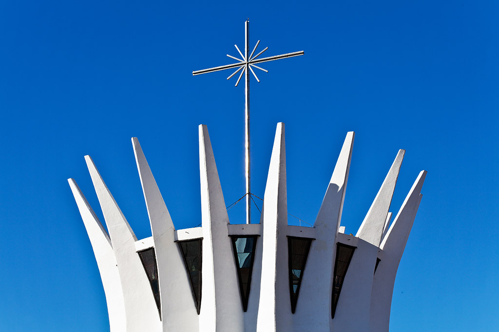Foto do topo da Catedral Metropolitana de Nossa Senhora Aparecida, projetada por Oscar Niemeyer, em Brasília.