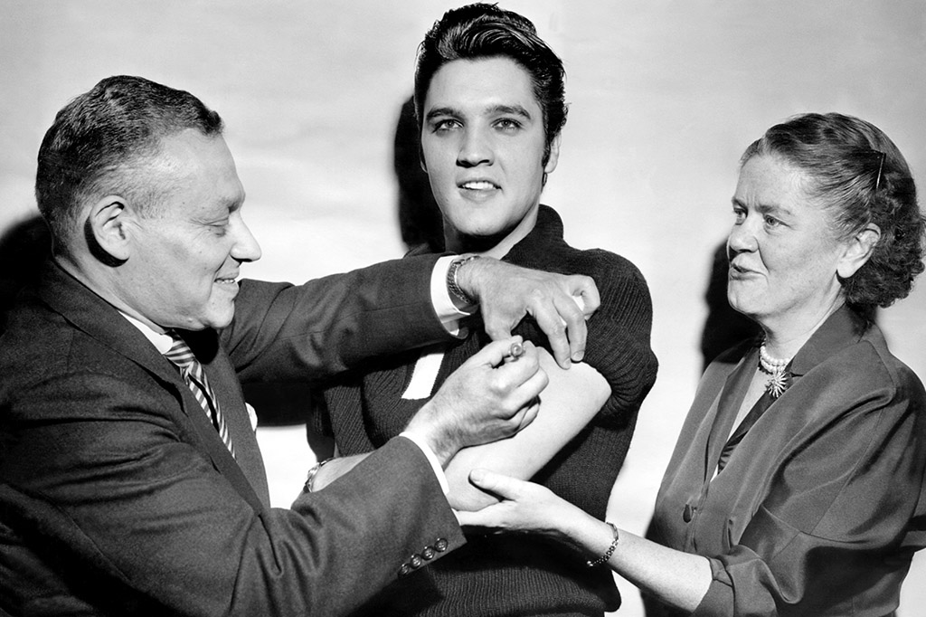 Foto mostrando Elvis Presley tomando a vacina da poliomielite.