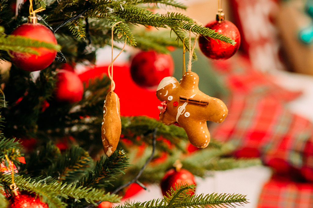 Árvore de Natal decorada com bolas e bonecos de gengibre