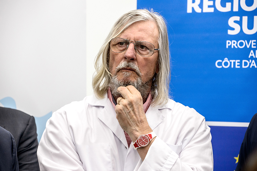 Foto do médico e microbiologista francês Didier Raoult, um homem branco de cabelo, barba e bigode grisalhos.