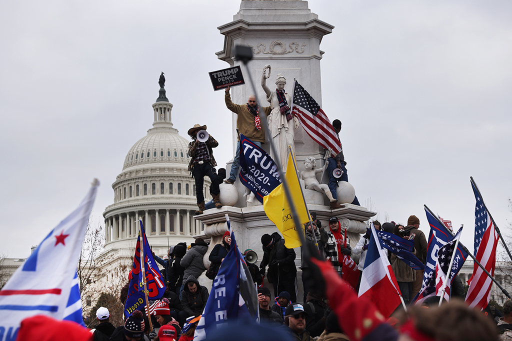 Apoiadores do Trump se reúnem do lado de fora do edifício do Capitólio dos EUA.