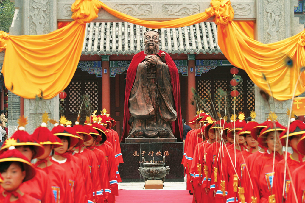 <strong>Chineses celebram aniversário de Confúcio. Na rua, eles seguem as lições do mestre.</strong>