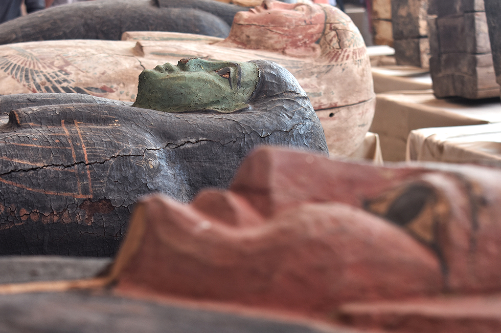 Caixões antigos coloridos e lacrados encontrados em Saqqara.