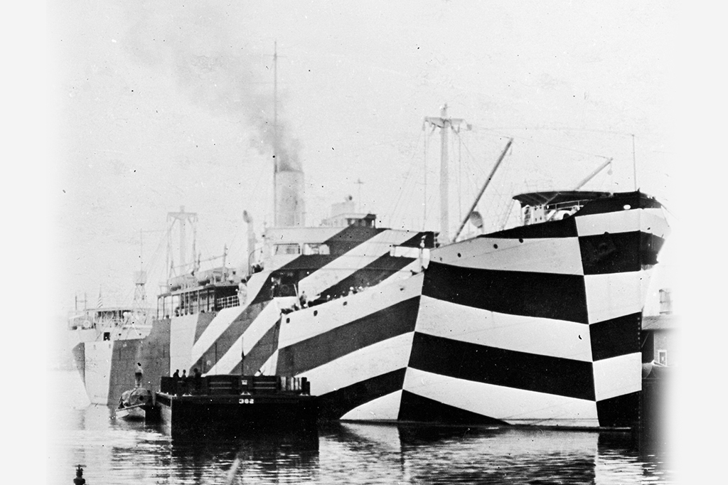 Fotografia de navios no porto, por volta de 1918.