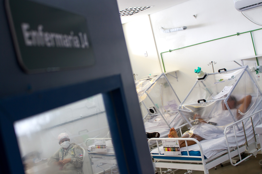 Um paciente é tratado com sistema de ventilação não invasiva "Cápsula Vanessa" no Hospital Municipal de Campo Gilberto Novaes, em Manaus.