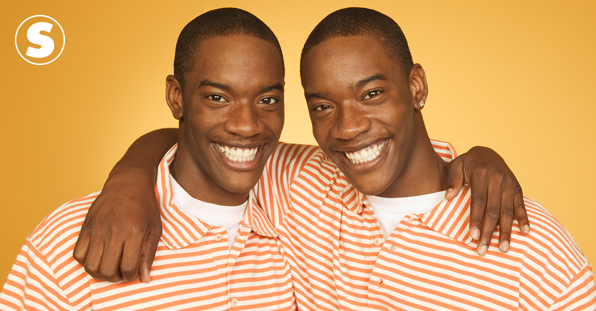 Две черные близняшки. Близнецы афроамериканцы. Темнокожие Близнецы. Братья негры. Негры двойняшки.