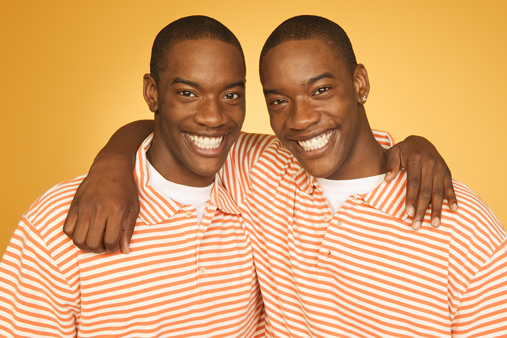 Dois irmãos gêmeos idênticos.